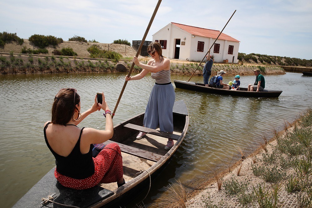 Visitants perxant a MónNatura Delta de l'Ebre